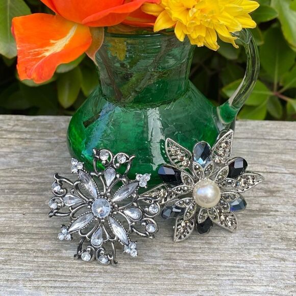 💍BUNDLE OF 2 SILVER/BLACK/PEARL/RHINDSTONE VINTAGE INSPIRED PINS/BROOCHES. - Picture 1 of 7